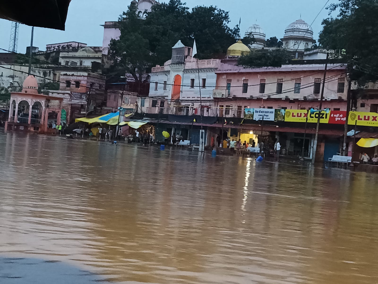 फोटो न- 14 सीकेटीपी आरोग्यधाम जाने वाले रास्ते पर बहती बाढ़। संवाद