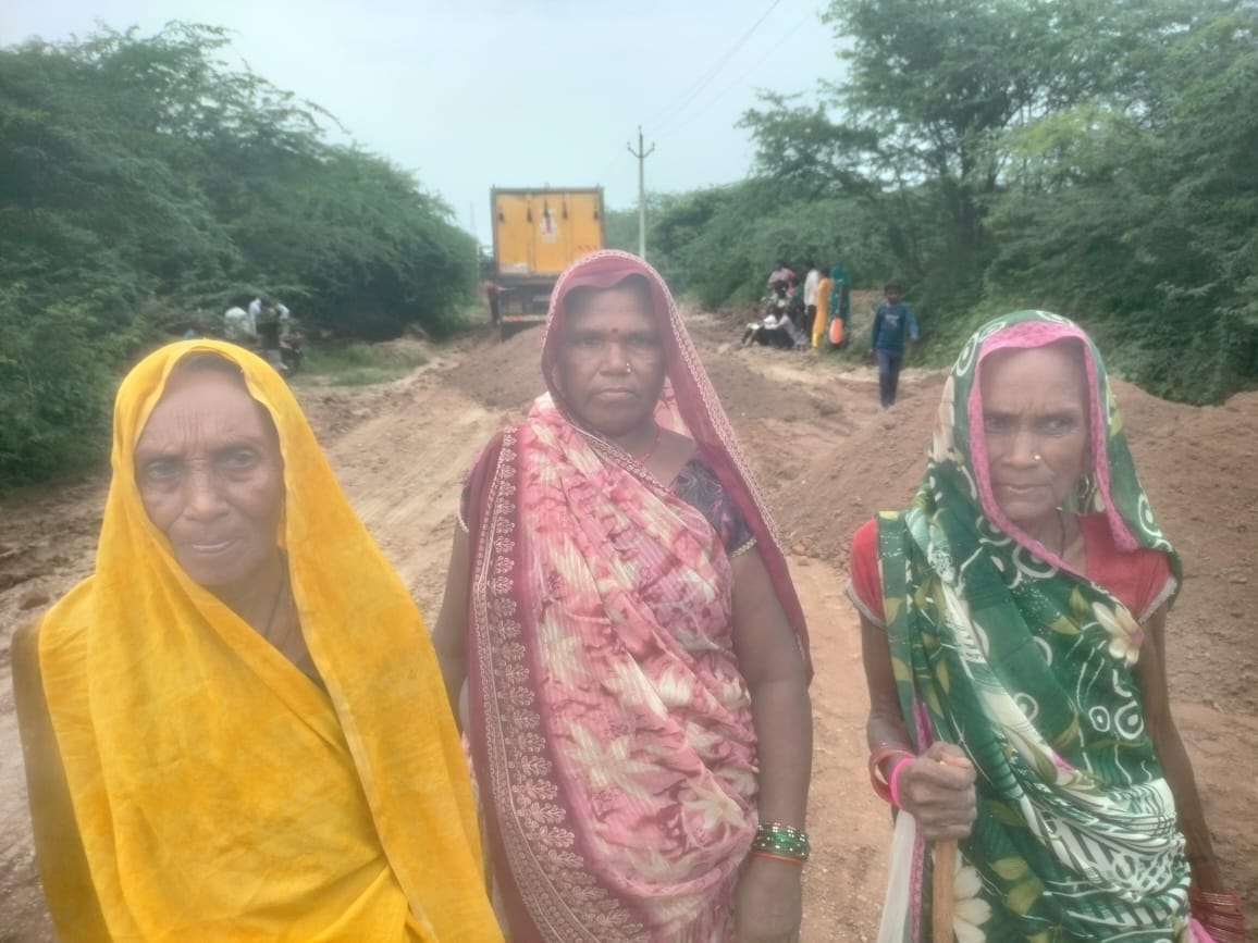 फोटो13एचएएमपी 19- अंडर पास के नीचे ईंटे को बिछाती जेसीबी। संवाद फोटो13एचएएमपी 19- अंडर पास के नीचे ईंटे को बिछाती जेसीबी। संवाद