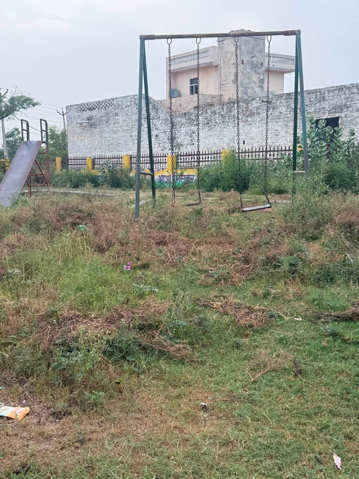 गांव कुम्हारिया के पार्क की सफाई नहीं होने से फैली गंदगी। स्रोत ग्रामीण गांव कुम्हारिया के पार्क की सफाई नहीं होने से फैली गंदगी। स्रोत ग्रामीण
