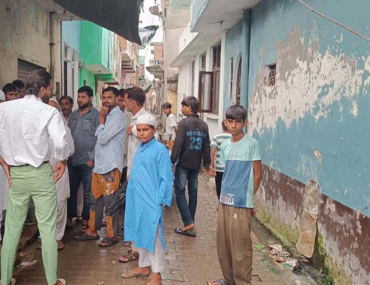 गांव शेरपुर में एटीएस की दबिश के बाद मस्जिद के बाहर खड़ी हिरासत में लिए गए युवक की बाइक। संवाद गांव शेरपुर में एटीएस की दबिश के बाद मस्जिद के बाहर खड़ी हिरासत में लिए गए युवक की बाइक। संवाद