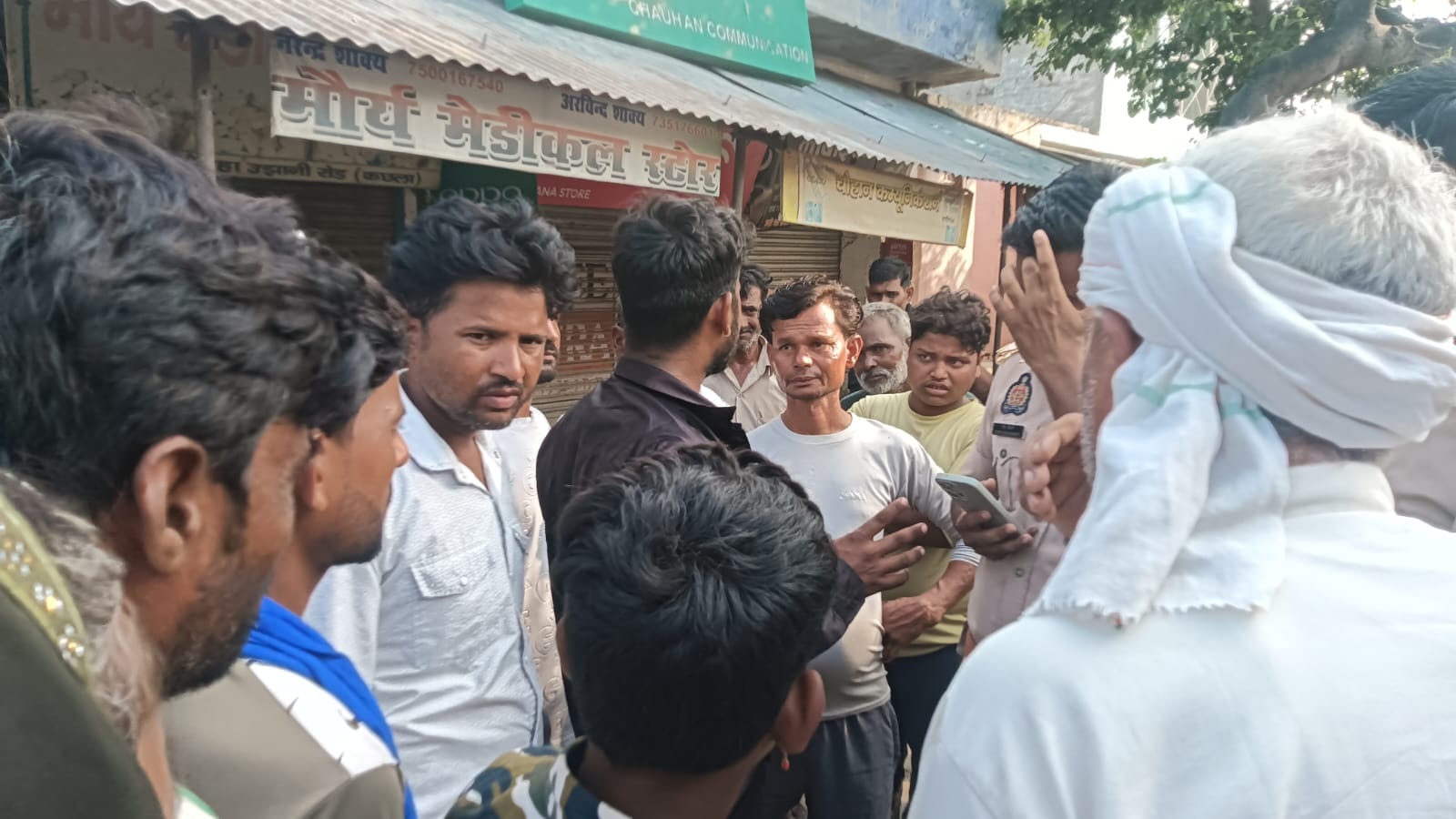 घटना स्थल पर प्रसूता की मौत के बाद बिलखते परिजन। संवाद घटना स्थल पर प्रसूता की मौत के बाद बिलखते परिजन। संवाद