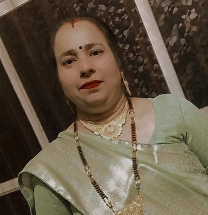 होमगंज बाजार में मेंहदी खरीदती महिला। संवाद होमगंज बाजार में मेंहदी खरीदती महिला। संवाद