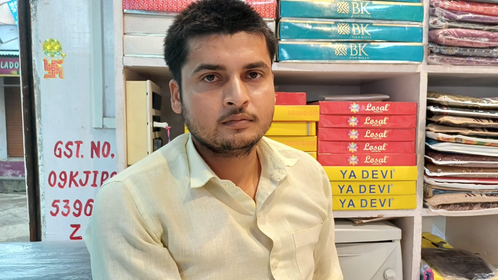होमगंज बाजार में मेंहदी खरीदती महिला। संवाद होमगंज बाजार में मेंहदी खरीदती महिला। संवाद