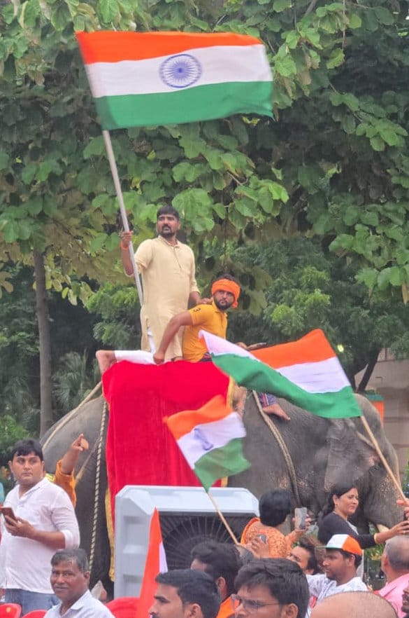 हादीहॉल से नगर में भाजपा द्वारा निकली तिरंगा यात्रा में उमड़ी भीड़। संवाद