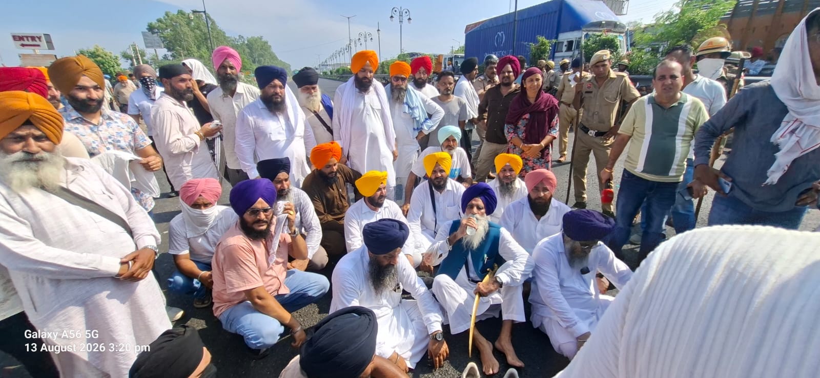 जीटी रोड पर जाम लगाने के बाद हुंकार भरते निहंग व अन्य प्रदर्शनकारी। संवाद जीटी रोड पर जाम लगाने के बाद हुंकार भरते निहंग व अन्य प्रदर्शनकारी। संवाद