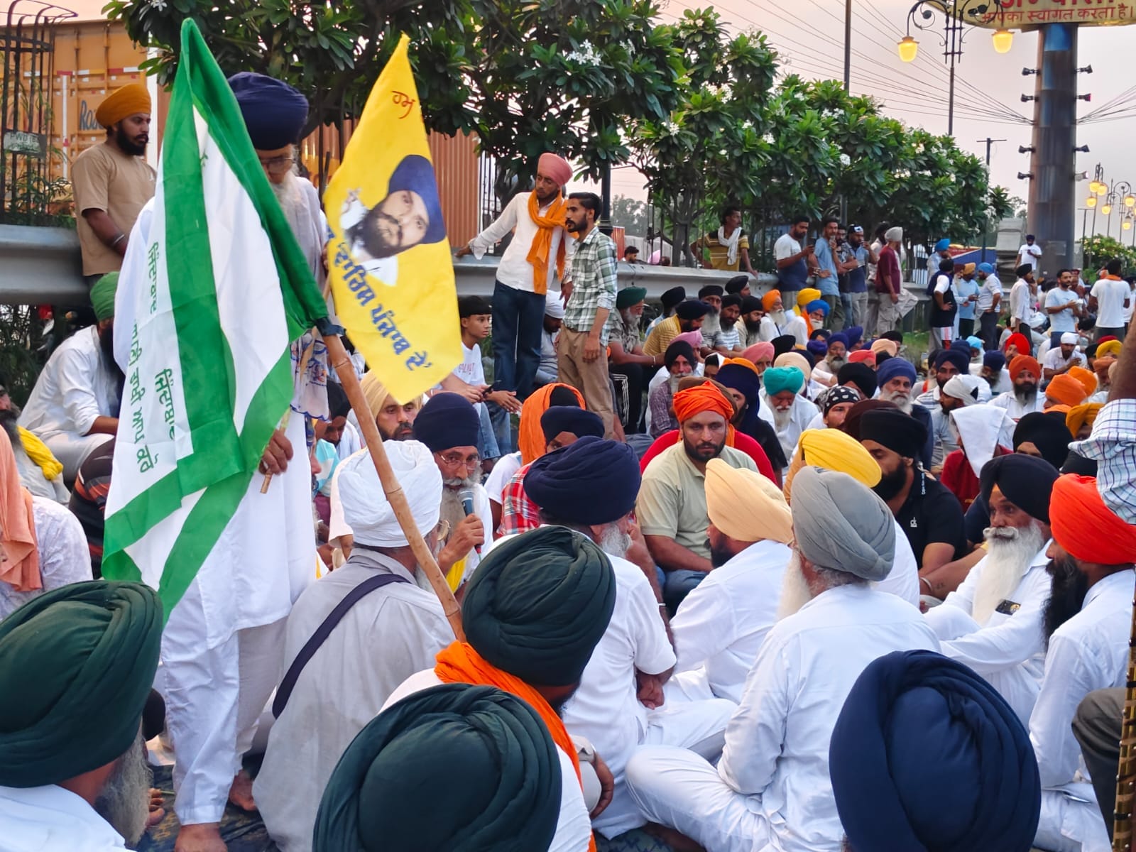 जीटी रोड पर जाम लगाने के बाद हुंकार भरते निहंग व अन्य प्रदर्शनकारी। संवाद जीटी रोड पर जाम लगाने के बाद हुंकार भरते निहंग व अन्य प्रदर्शनकारी। संवाद