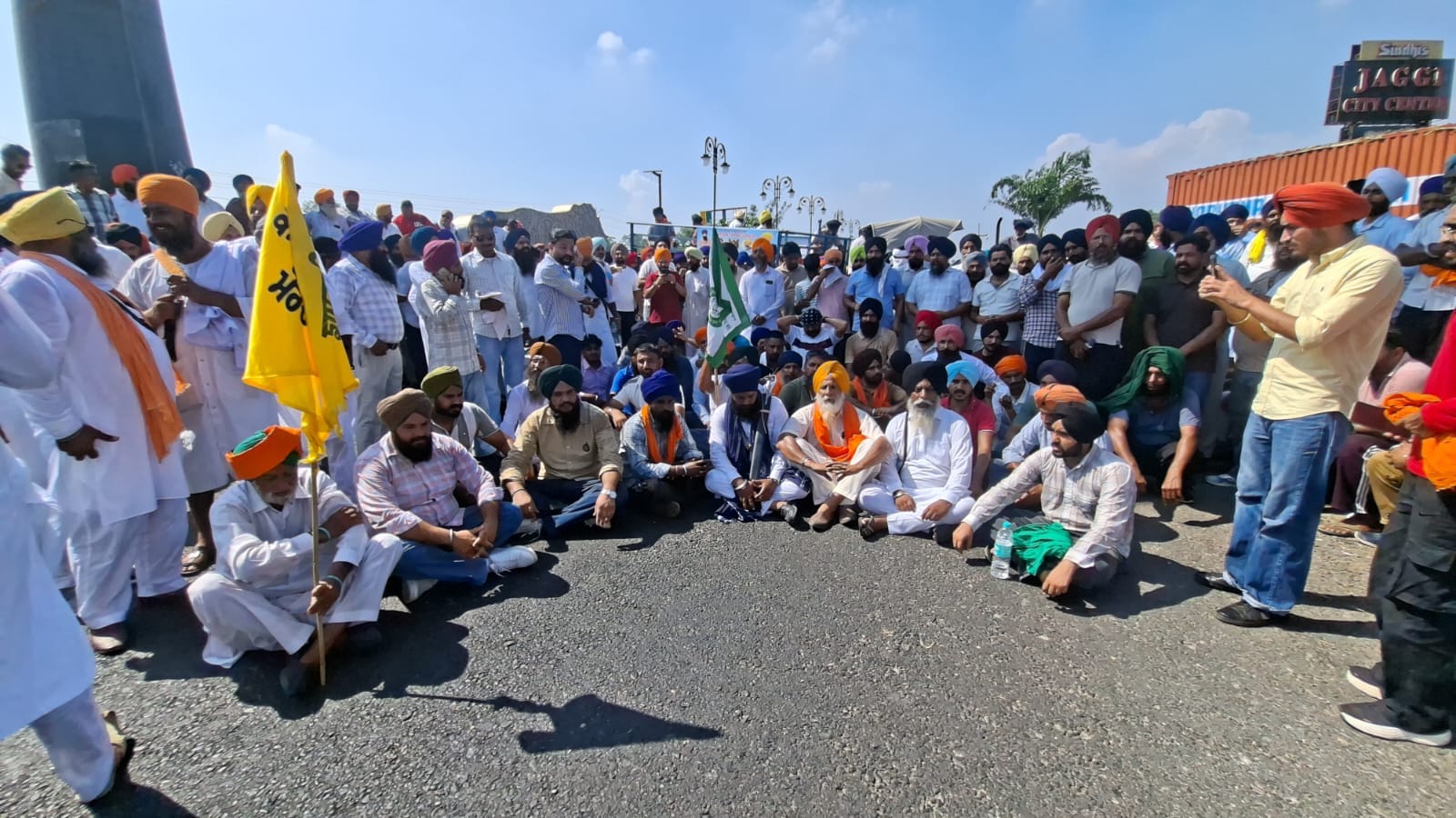 जीटी रोड पर जाम लगाने के बाद हुंकार भरते निहंग व अन्य प्रदर्शनकारी। संवाद जीटी रोड पर जाम लगाने के बाद हुंकार भरते निहंग व अन्य प्रदर्शनकारी। संवाद