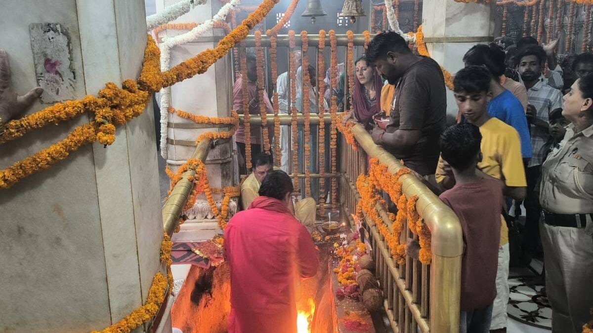 ज्वालामुखी मंदिर गर्भ गृह में दर्शन करते श्रद्धालु। संवाद ज्वालामुखी मंदिर गर्भ गृह में दर्शन करते श्रद्धालु। संवाद