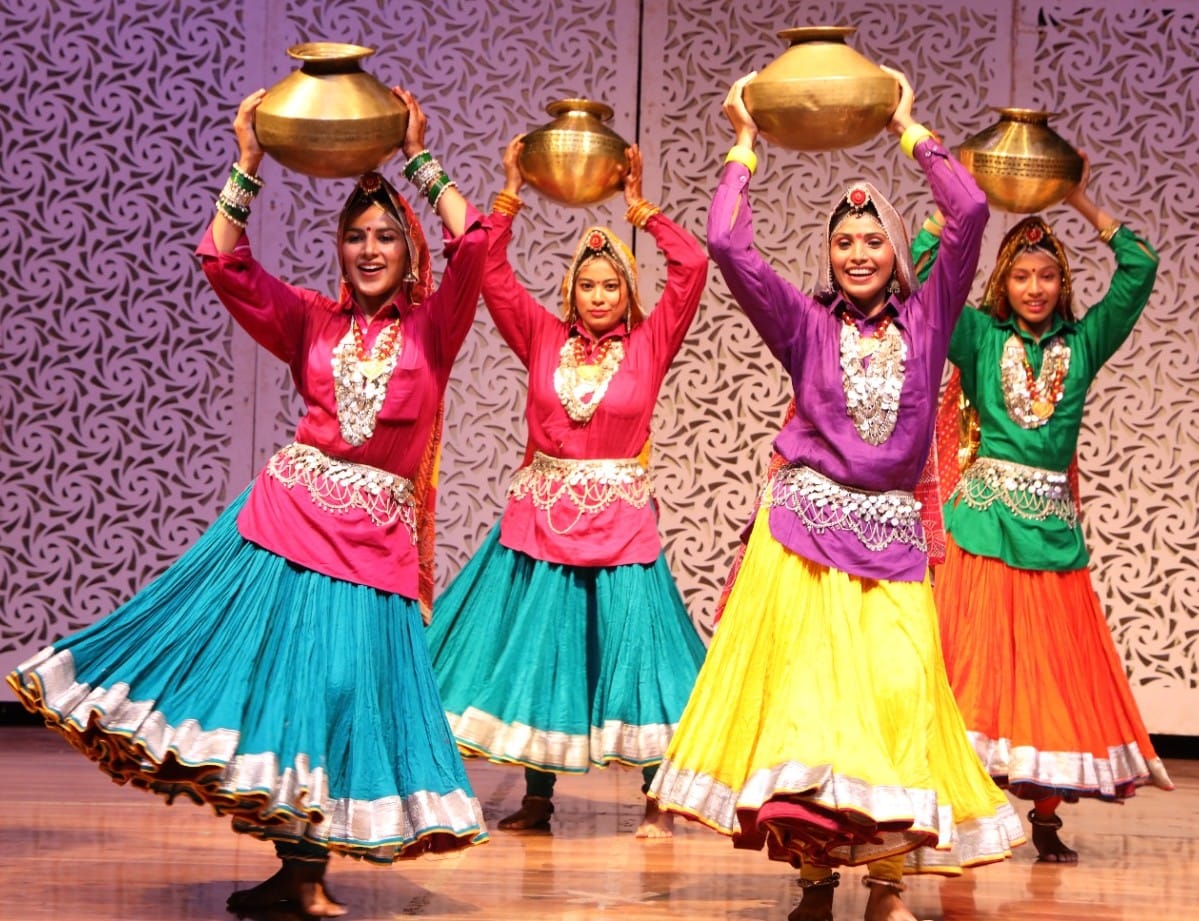 कुरुक्षेत्र। मंच पर सामूहिक नृत्य प्रस्तुत करती लोक कलाकार। स्वयं कुरुक्षेत्र। मंच पर सामूहिक नृत्य प्रस्तुत करती लोक कलाकार। स्वयं