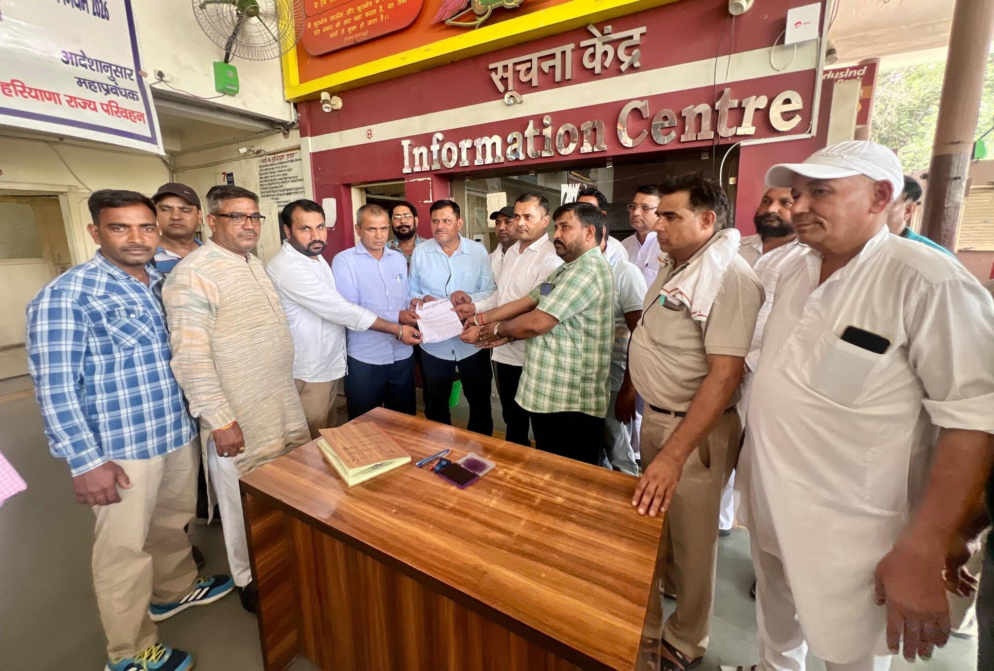 कुरुक्षेत्र। नए बस अड्डा परिसर में रोष प्रदर्शन कर महाप्रबंधक कार्यालय की ओर बढ़ते साझा मोर्चा कुरुक्षेत्र। नए बस अड्डा परिसर में रोष प्रदर्शन कर महाप्रबंधक कार्यालय की ओर बढ़ते साझा मोर्चा