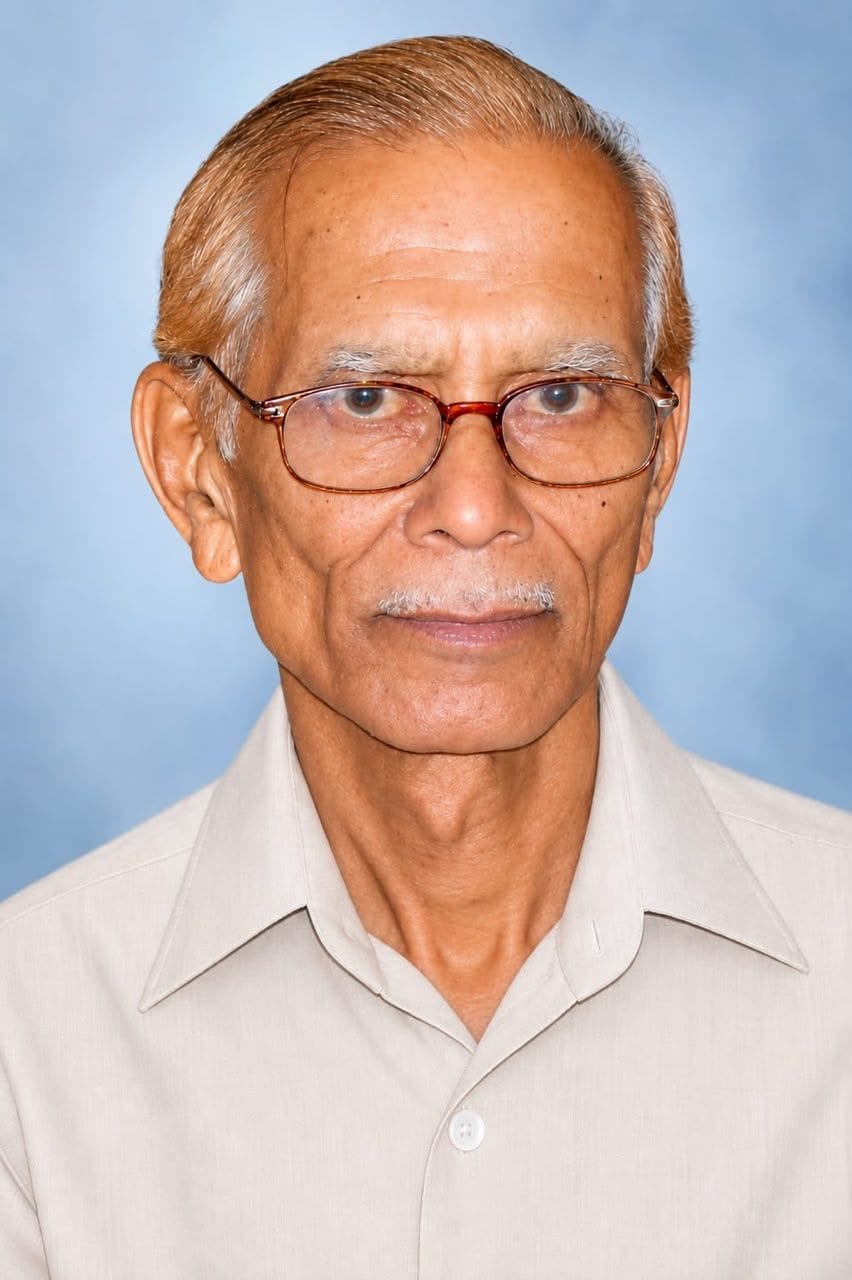 कीर्तिपाल सिंह कुठारी की फाइल फोटो व मेडिकल कॉलेज में देहदान प्रपत्र सौंपते अभियान प्रमुख मनो