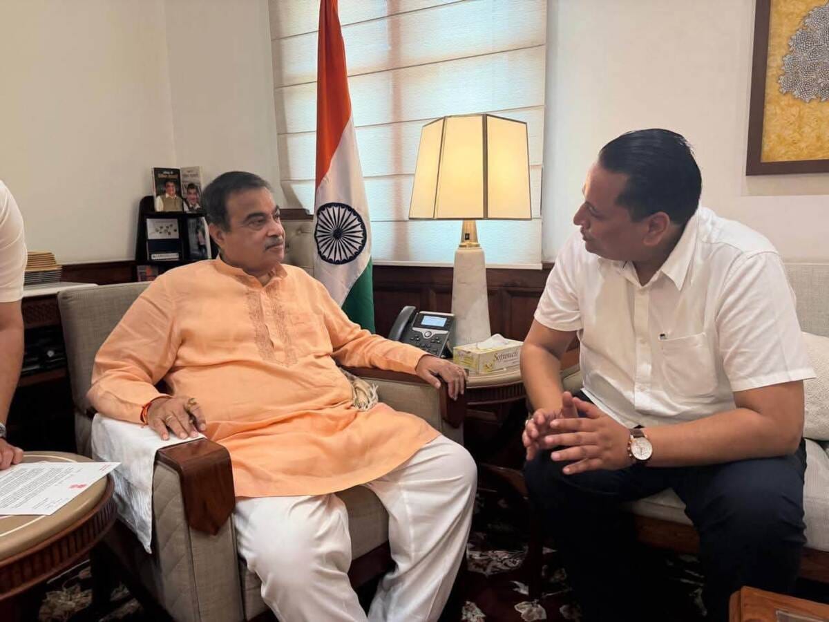 केंद्रीय मंत्री नितिन गडकरी से भेंट करते अनुराग शर्मा। जागरूक पाठक केंद्रीय मंत्री नितिन गडकरी से भेंट करते अनुराग शर्मा। जागरूक पाठक