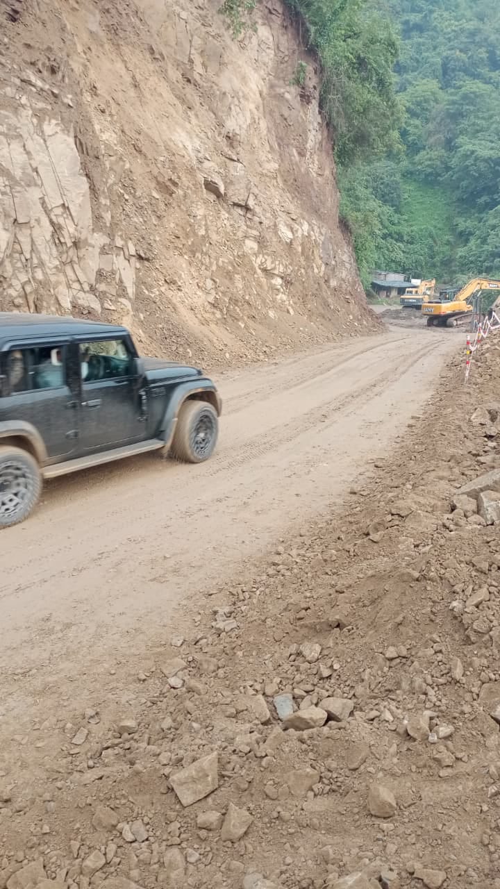 क्यारड़ में भूस्खलन के बाद संवेदनशील पहाड़ी से शुक्रवार को भी गिरते छोटे-छोटे पत्थर। (संवाद) क्यारड़ में भूस्खलन के बाद संवेदनशील पहाड़ी से शुक्रवार को भी गिरते छोटे-छोटे पत्थर। (संवाद)