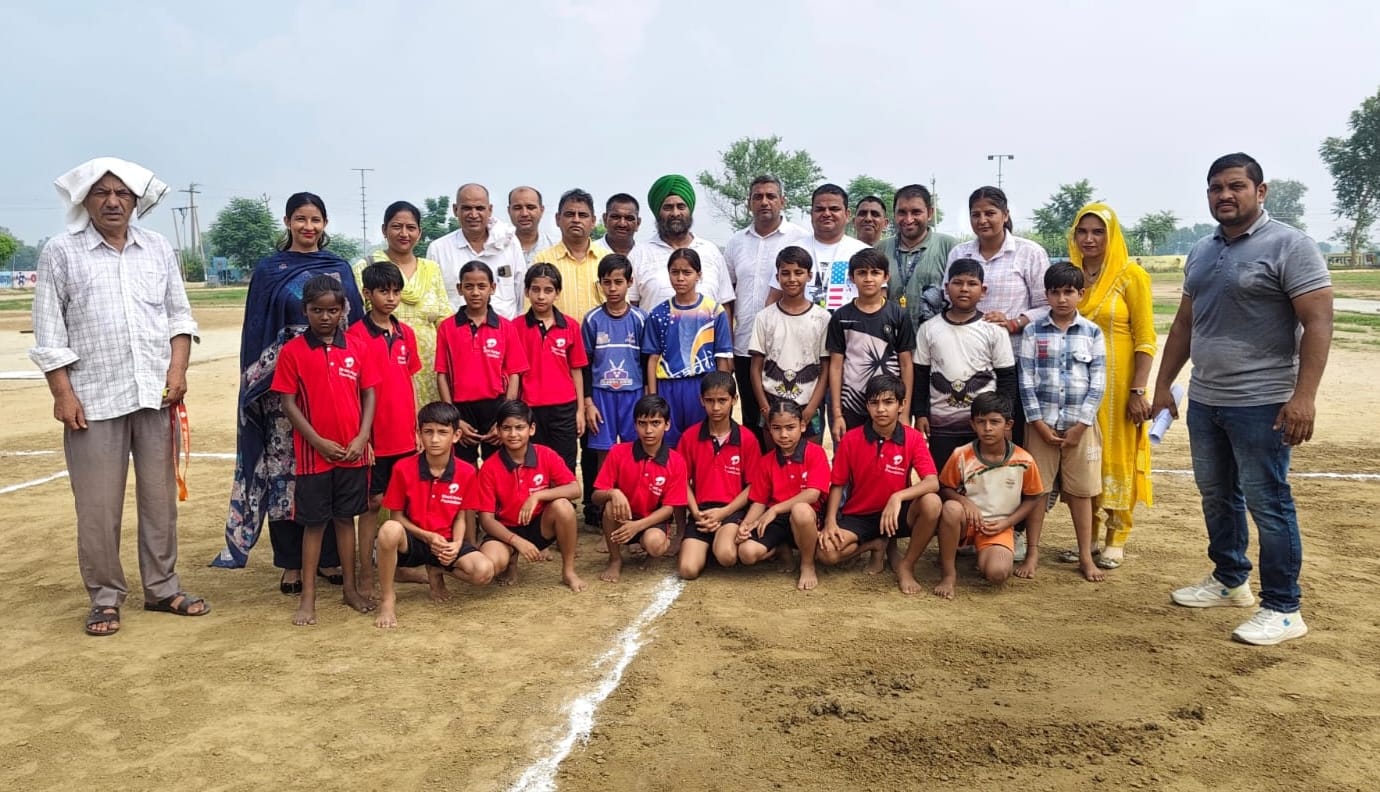 खेल स्टेडियम में आयोजित खेलों में भाग लेते खिलाड़ी। विज्ञप्ति