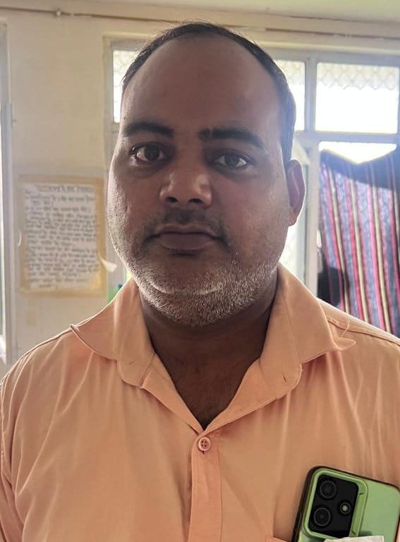 महिला अस्पताल में जमीन पर पड़े गर्मी से बेहाल तीमारदार। संवाद