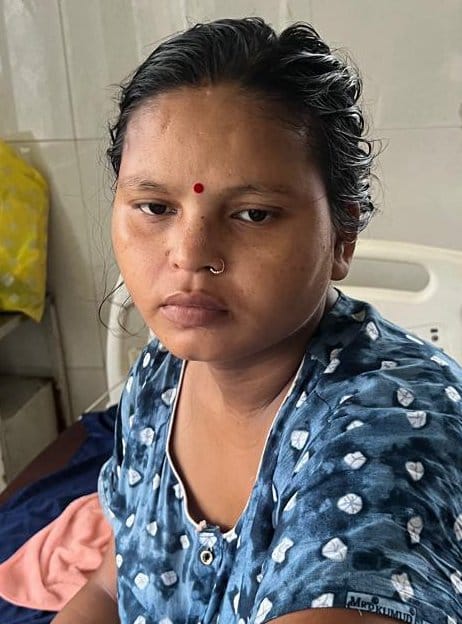 महिला अस्पताल में जमीन पर पड़े गर्मी से बेहाल तीमारदार। संवाद