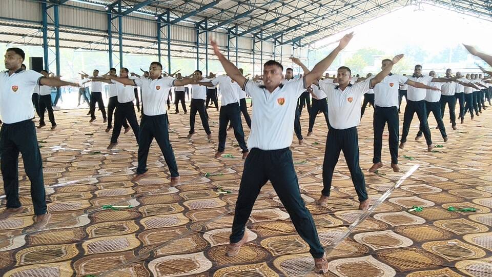 मार्च पास्ट की सलामी लेतीं डीसी प्रीति। संवाद