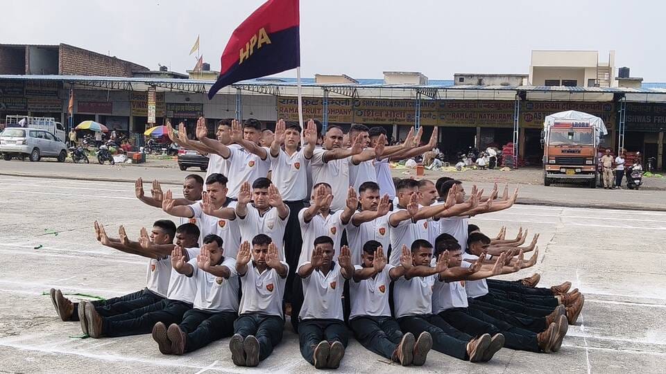 मार्च पास्ट की सलामी लेतीं डीसी प्रीति। संवाद