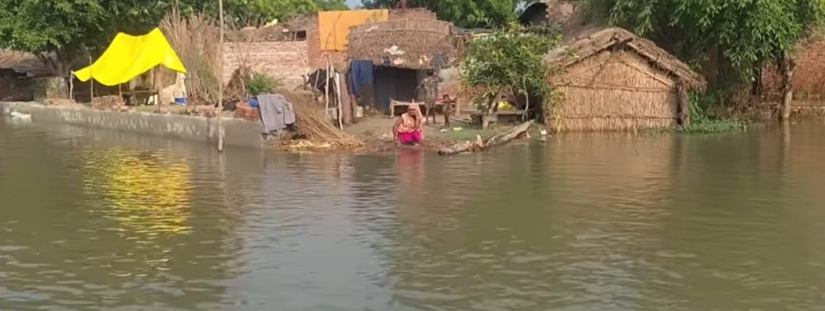 मिर्जापुर क्षेत्र में बाढ़ के बारे में जानकारी लेने पहुंचे एडीएम वित्त एवं राजस्व अरविंद कुमार। मिर्जापुर क्षेत्र में बाढ़ के बारे में जानकारी लेने पहुंचे एडीएम वित्त एवं राजस्व अरविंद कुमार।