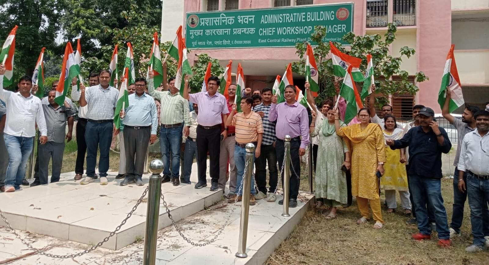 पीडीडीयू नगर पालिका इंटर कॉलेज से तिरंगा यात्रा निकालते एनसीसी कैडेट्स। स्रोत:-जागरूक पाठक पीडीडीयू नगर पालिका इंटर कॉलेज से तिरंगा यात्रा निकालते एनसीसी कैडेट्स। स्रोत:-जागरूक पाठक