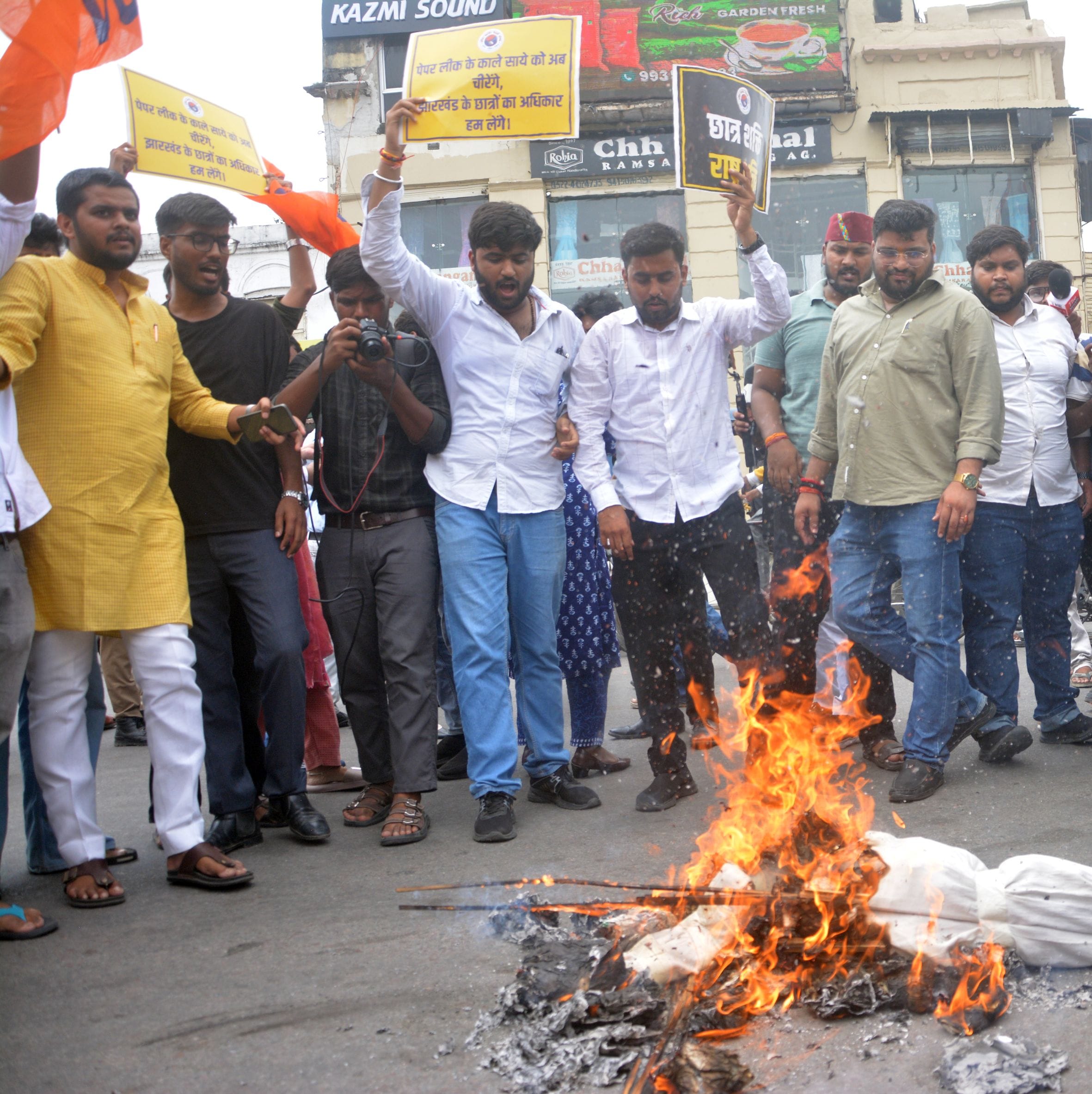 प्रदर्शन करते व पुतला जलाते विद्यार्थी परिषद से जुड़े छात्र।