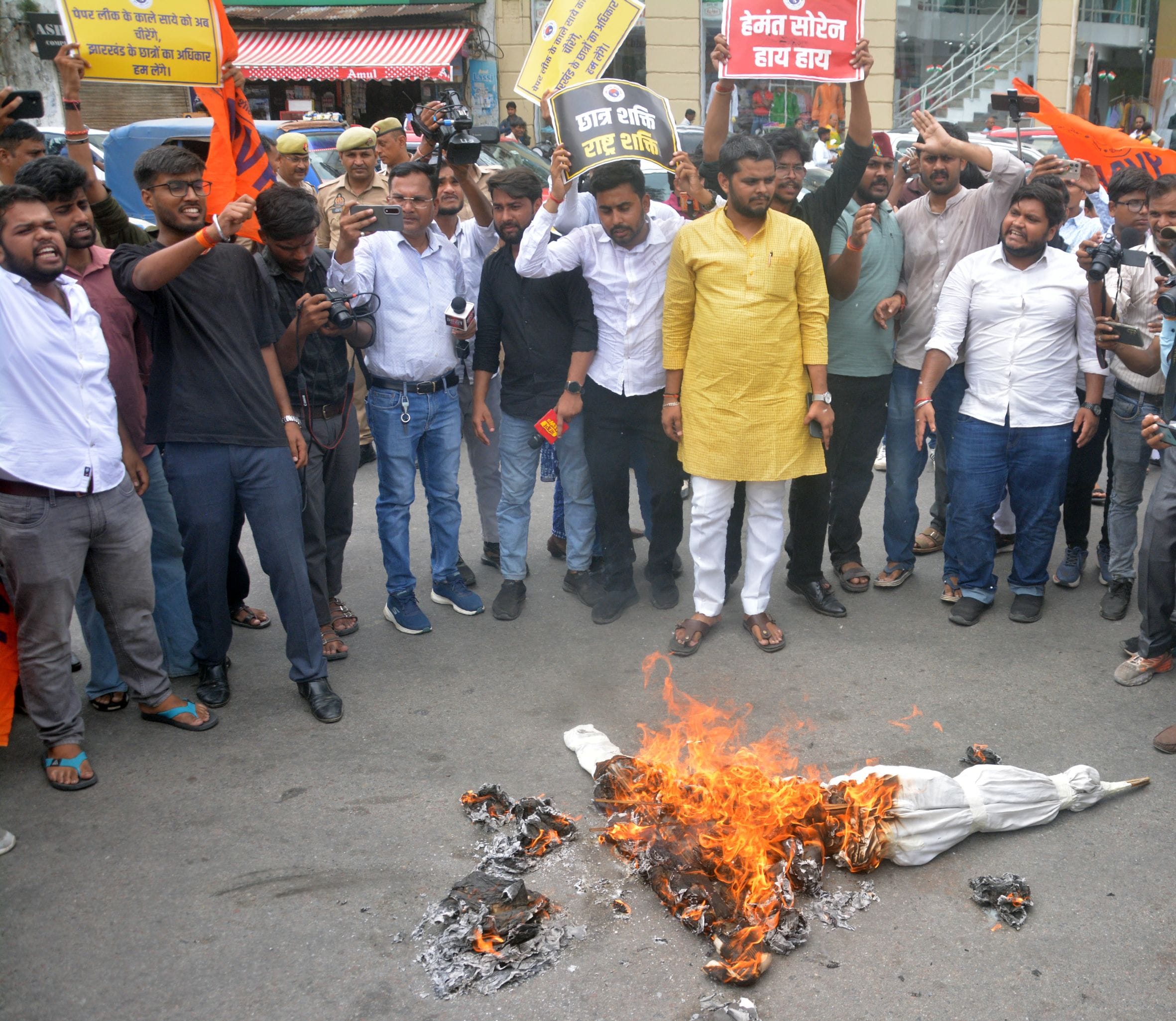 प्रदर्शन करते व पुतला जलाते विद्यार्थी परिषद से जुड़े छात्र।