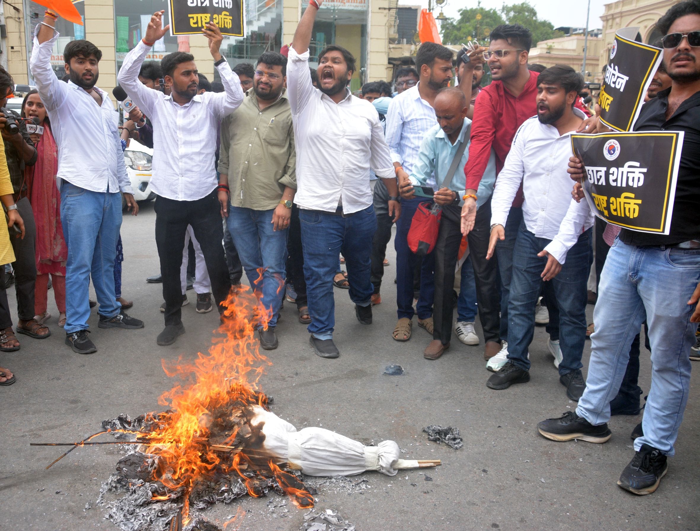 प्रदर्शन करते व पुतला जलाते विद्यार्थी परिषद से जुड़े छात्र।