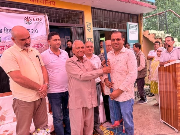 सेहल पंचायत में किसान को कृषि किट भेंट करते विधायक किशोरी लाल। स्रोत : जनसंपर्क विभाग सेहल पंचायत में किसान को कृषि किट भेंट करते विधायक किशोरी लाल। स्रोत : जनसंपर्क विभाग