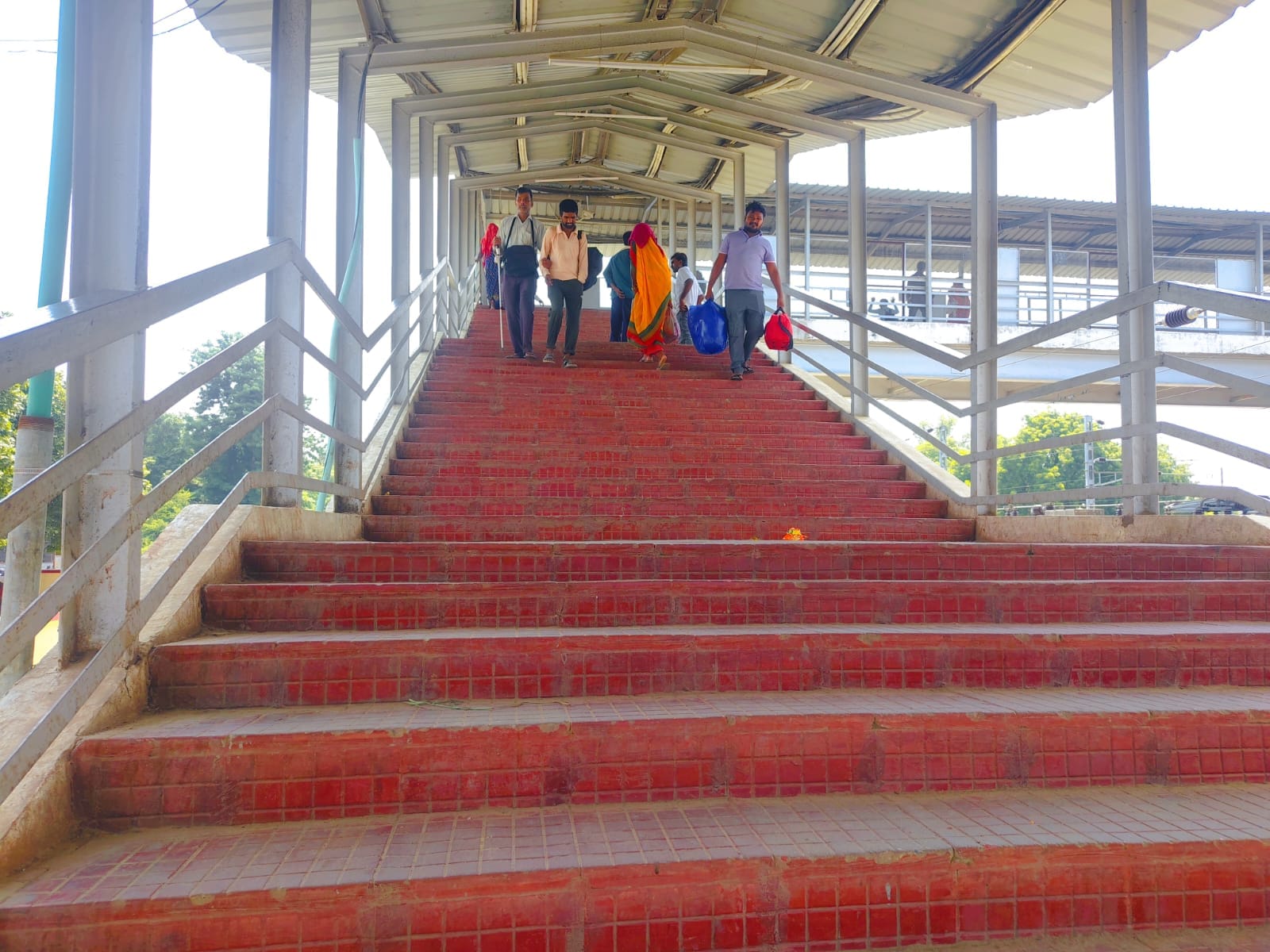 स्टेशन के पड़ताल की खबर में....दिलदारनगर जंक्शन पर कुछ ऐसे एक प्लेटफार्म से दूसरे प्लेटफार्म पर