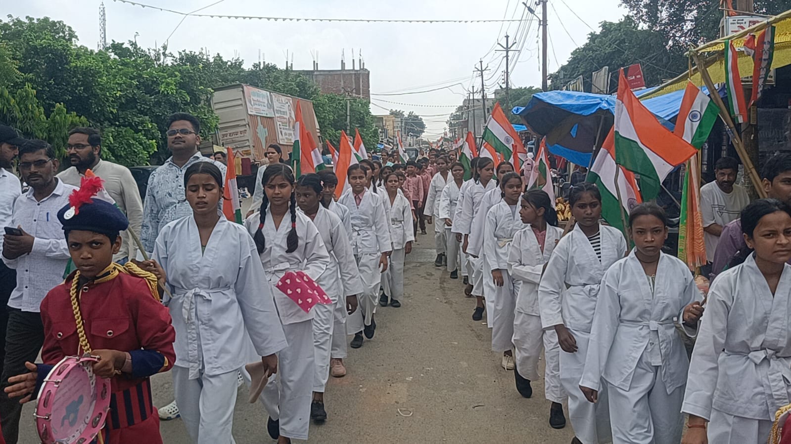 शहर में तिरंगा यात्रा निकालते भाजपाई। स्रोत:आयोजक शहर में तिरंगा यात्रा निकालते भाजपाई। स्रोत:आयोजक