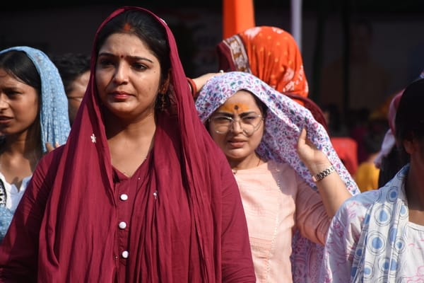 तेज धूप से बृहस्पतिवार को परेशान रहे लोग। 