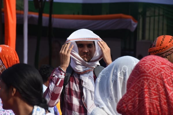 तेज धूप से बृहस्पतिवार को परेशान रहे लोग। 