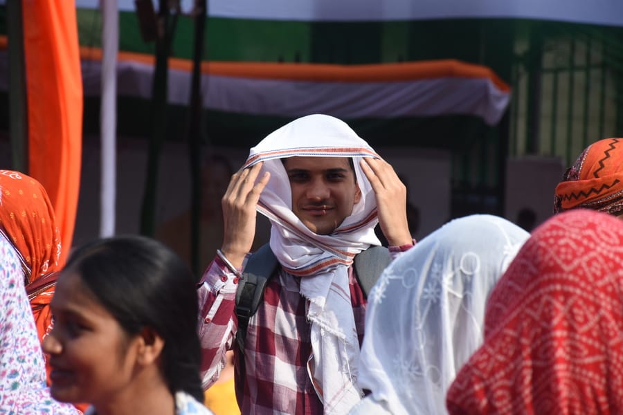 तेज धूप से बृहस्पतिवार को परेशान रहे लोग। 