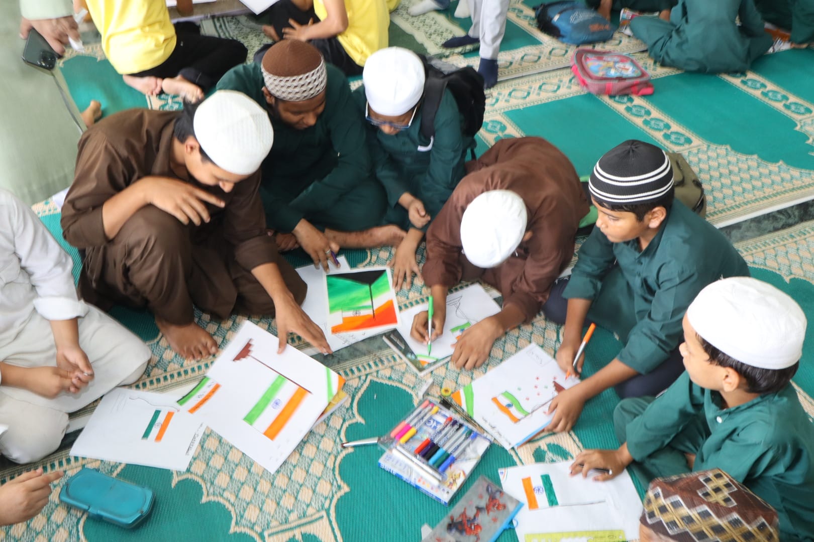 तिरंगे के रंगों से उकेरीं भावनाएं