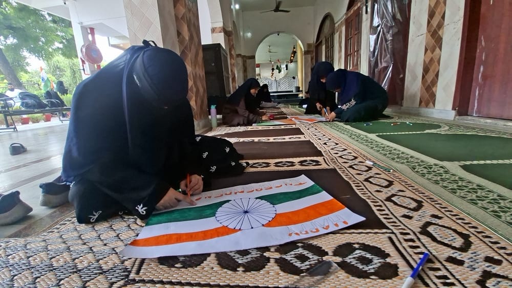तिरंगे के रंगों से उकेरीं भावनाएं