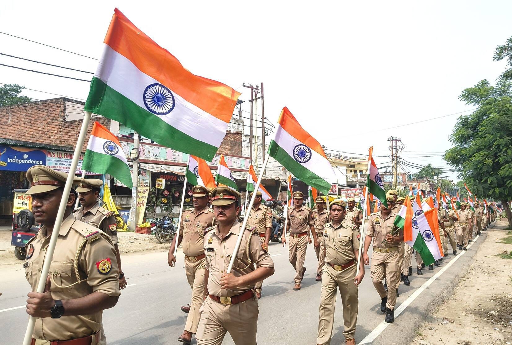 तिरंगा यात्रा निकालते होमगार्ड के जवान। तिरंगा यात्रा निकालते होमगार्ड के जवान।