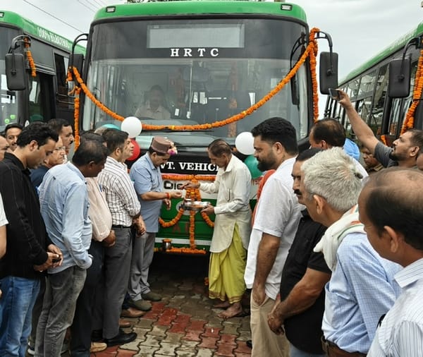देहरा में ई-बसों को हरी झंडी दिखाने से पहले पूजा करते ज्वालामुखी के विधायक संजय रतन और अन्य। - देहरा में ई-बसों को हरी झंडी दिखाने से पहले पूजा करते ज्वालामुखी के विधायक संजय रतन और अन्य। -