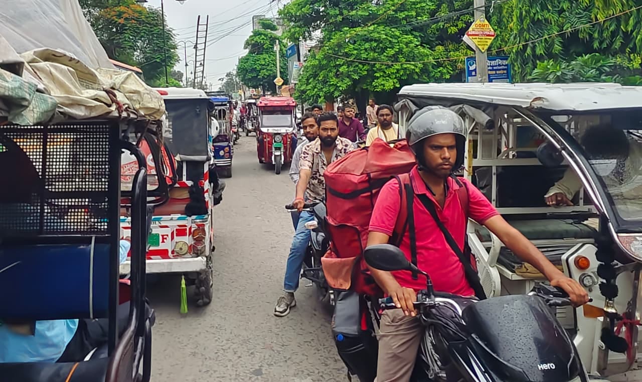 धर्मशाला चौराहे पर नो वेडिंग जोन में लगी दुकानें। संवाद धर्मशाला चौराहे पर नो वेडिंग जोन में लगी दुकानें। संवाद