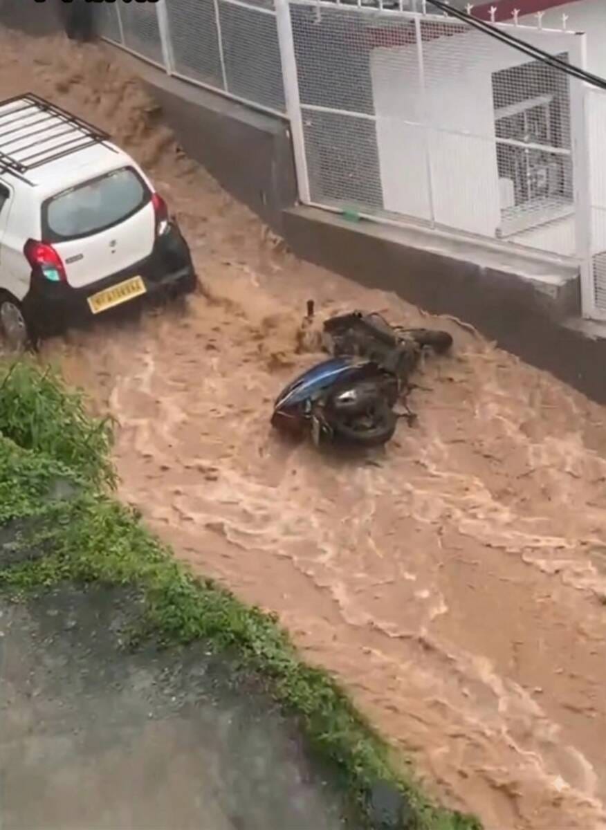 धर्मशाला में दोहपर बाद शुरू हुई बारिश से बचने के लिए सुरक्षित स्थान की ओर भागते हुए युवक। अमर धर्मशाला में दोहपर बाद शुरू हुई बारिश से बचने के लिए सुरक्षित स्थान की ओर भागते हुए युवक। अमर