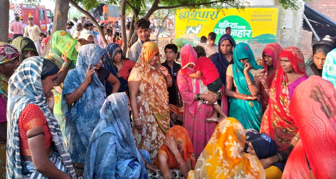 उझानी में मकान गिरने के बाद जेसीबी से मलबा हटाते एसडीआरएफ के जवान।