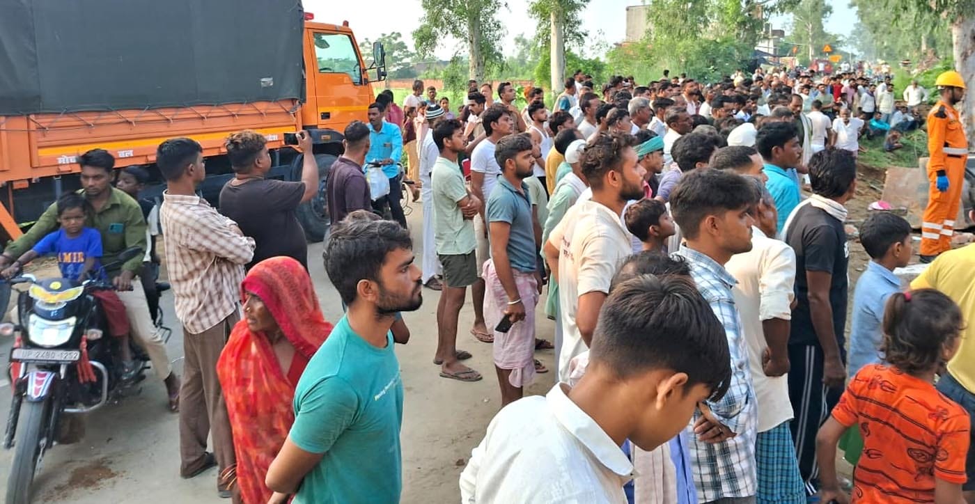 उझानी में मकान गिरने के बाद जेसीबी से मलबा हटाते एसडीआरएफ के जवान।