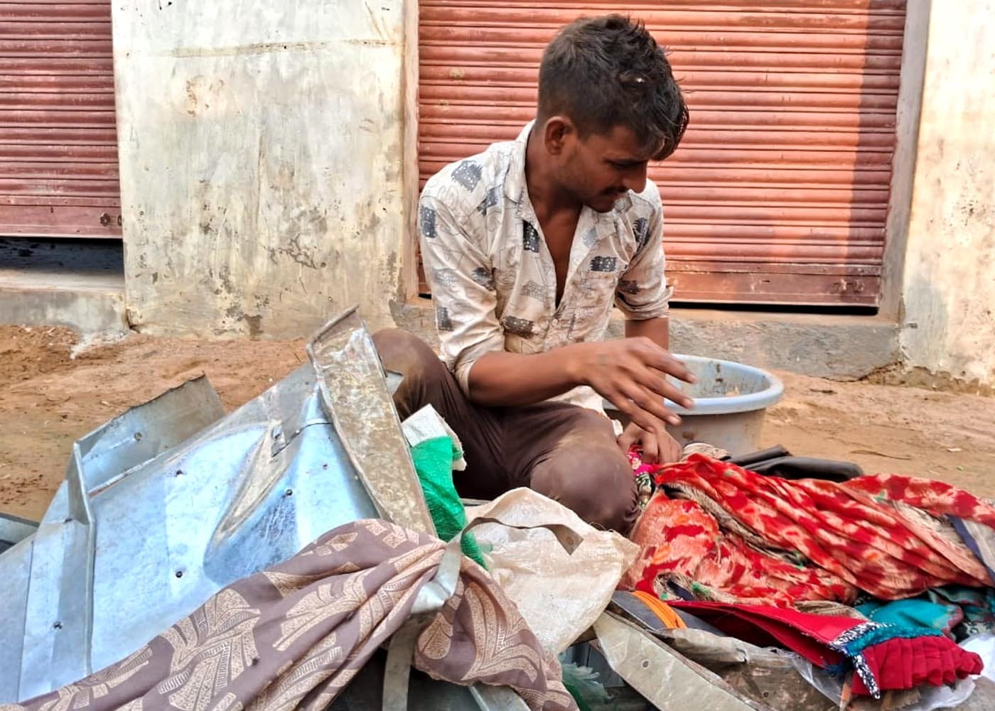 उझानी में मकान गिरने के बाद जेसीबी से मलबा हटाते एसडीआरएफ के जवान।