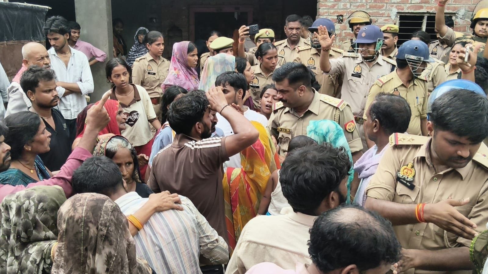 ऊंचाहार में युवक की मौत के बाद सड़क जाम कर रहे लोगों को समझाती पुलिस।