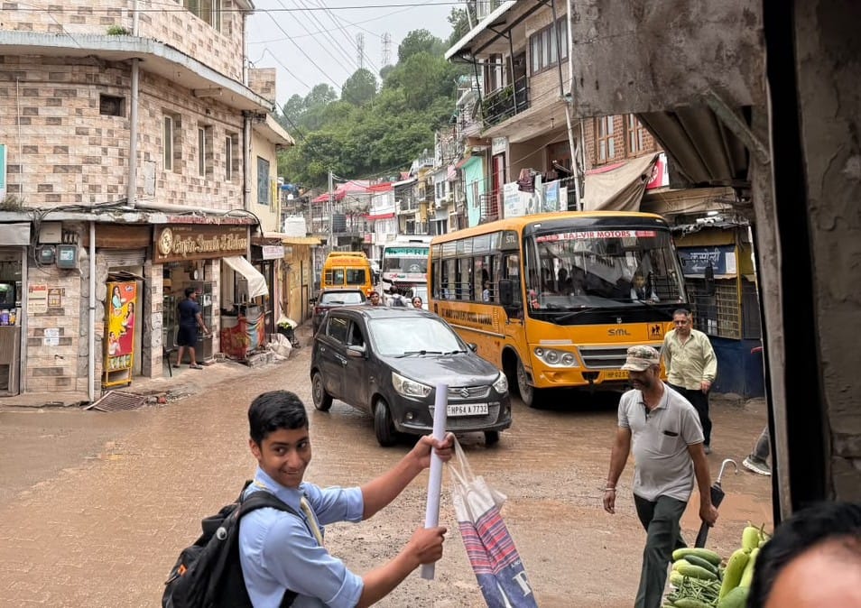 वीकेंड पर बढ़ी वाहनों की आवाजाही परवाणू टीटीआर के समीप लगी कतार, व्यवस्था के लिए पुलिस तैनात। स वीकेंड पर बढ़ी वाहनों की आवाजाही परवाणू टीटीआर के समीप लगी कतार, व्यवस्था के लिए पुलिस तैनात। स