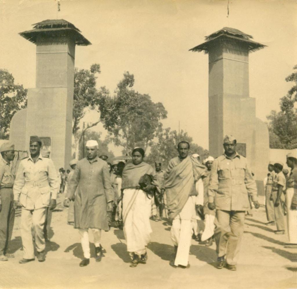 विक्टोरिया पार्क में पंडित जवाहरलाल नेहरू द्वारा फहराये गए तिरंगे को दिखाते गुरु नागर स्रोत स्व विक्टोरिया पार्क में पंडित जवाहरलाल नेहरू द्वारा फहराये गए तिरंगे को दिखाते गुरु नागर स्रोत स्व