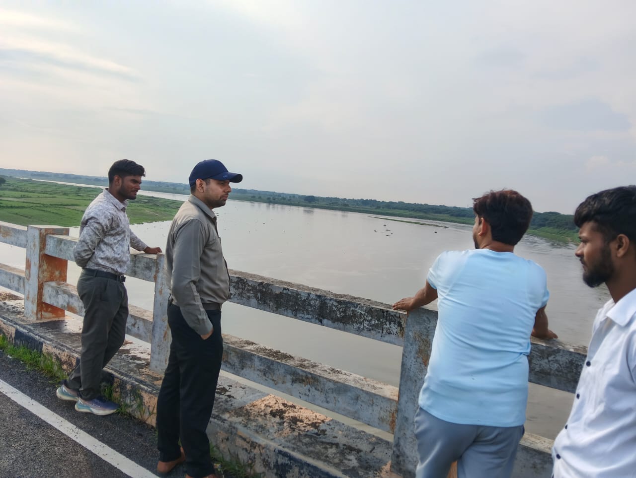 यमुना नदी किनारे बसे गांव अस्ता में निरीक्षण करते डीएम व एडीएम। स्रोत:प्रशासन