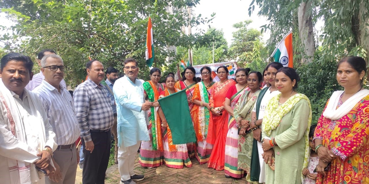 बिधूना में तिरंगा रैली निकालते अधिवक्ता व अन्य। संवाद बिधूना में तिरंगा रैली निकालते अधिवक्ता व अन्य। संवाद
