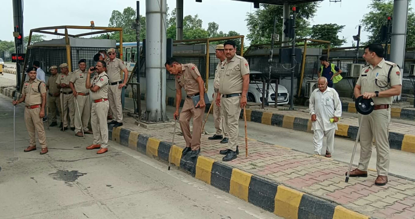 डाहर टोल पर प्रदर्शन कर रहे कुंडू खाफ प्रतिनिधियों को संबोधित करते हुए चौगामा प्रधान धर्मपाल कु डाहर टोल पर प्रदर्शन कर रहे कुंडू खाफ प्रतिनिधियों को संबोधित करते हुए चौगामा प्रधान धर्मपाल कु