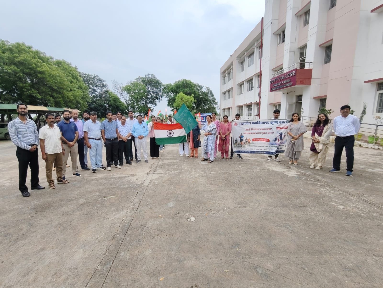 फोटो 06 व्यायामशाला में पौधरोपण करते ग्रामीण व युवा। स्रोत: ग्रामीण फोटो 06 व्यायामशाला में पौधरोपण करते ग्रामीण व युवा। स्रोत: ग्रामीण