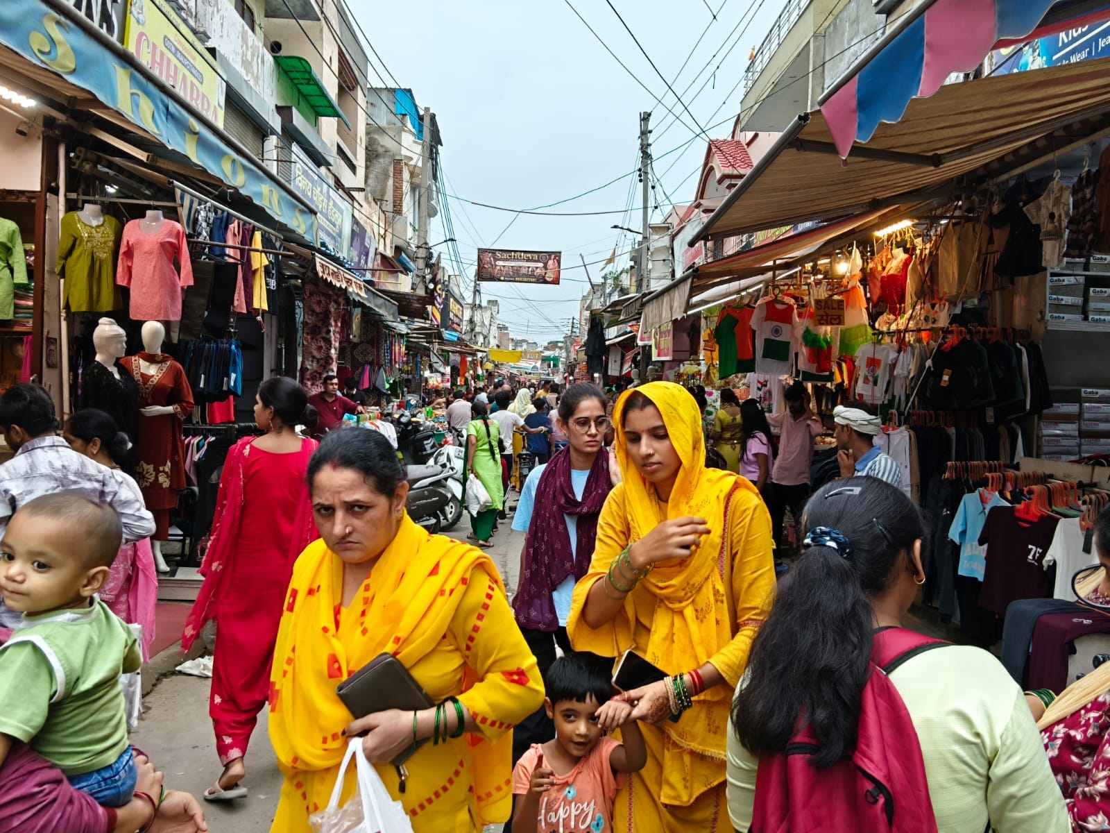 फोटो : सोनीपत के कच्चे क्वार्टर बाजार में तीज पर्व के चलते मेहंदी लगवाती महिलाएं। संवाद फोटो : सोनीपत के कच्चे क्वार्टर बाजार में तीज पर्व के चलते मेहंदी लगवाती महिलाएं। संवाद
